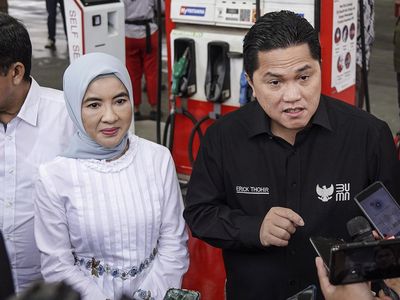Potret Erick Thohir dan Nicke Umumkan Harga BBM Turun