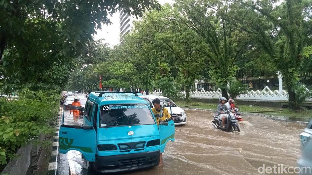 Potret Banjir Depan Kantor Gubernur Sulsel Picu Kemacetan Jl Urip Sumoharjo Potret Banjir Depan Kantor Gubernur Sulsel Picu Kemacetan Jl Urip Sumoharjo
