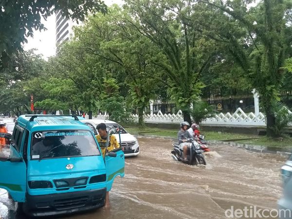 Potret Banjir Depan Kantor Gubernur Sulsel Picu Kemacetan Jl Urip Sumoharjo