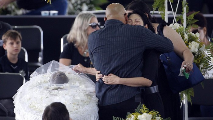 Potret Kesedihan Istri Pele di Samping Jenazah Sang Suami Kepergian Pele untuk selama-lamanya meninggalkan kesedihan bagi istri tercinta, Marcia Cibele Aoki. Istri ketiga Pele itu tak kuasa menahan air matanya.