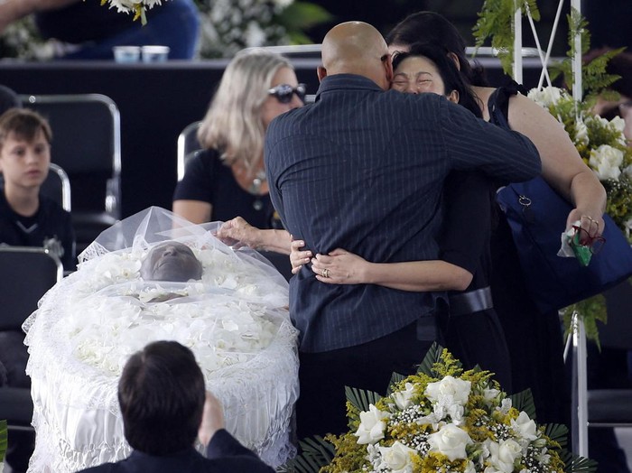 Kepergian Pele untuk selama-lamanya meninggalkan kesedihan bagi istri tercinta, Marcia Cibele Aoki. Istri ketiga Pele itu tak kuasa menahan air matanya.