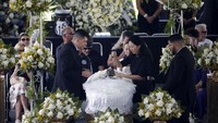 Jenazah Pele disemayamkan di Stadion Vila Belmiro sebelum dimakamkan di Memorial Necropole Ecumenica. Reuters/Diego Vara.