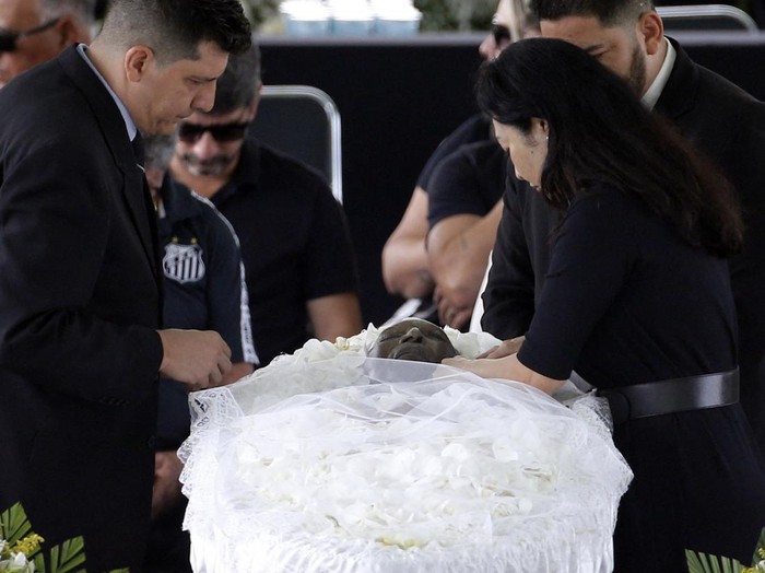 Kepergian Pele untuk selama-lamanya meninggalkan kesedihan bagi istri tercinta, Marcia Cibele Aoki. Istri ketiga Pele itu tak kuasa menahan air matanya.