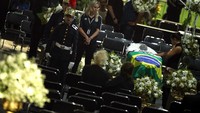 Dalam proses persemayaman itu, peti jenazah Pele dibalut dengan bendera Brasil. Reuters/Carla Carniel