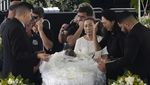 Potret Kesedihan Istri Pele di Samping Jenazah Sang Suami