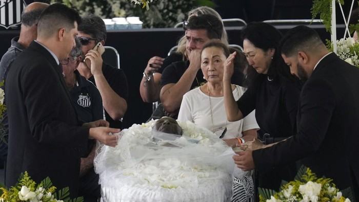 Kepergian Pele untuk selama-lamanya meninggalkan kesedihan bagi istri tercinta, Marcia Cibele Aoki. Istri ketiga Pele itu tak kuasa menahan air matanya.
