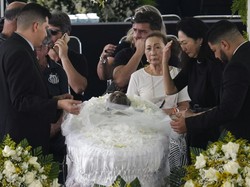 Kesedihan terlihat jelas di wajah istri Pele, Marcia Cibele Aoki di lokasi persemayaman Stadion Vila Belmiro, Brasil. AP Photo/Andre Penner.