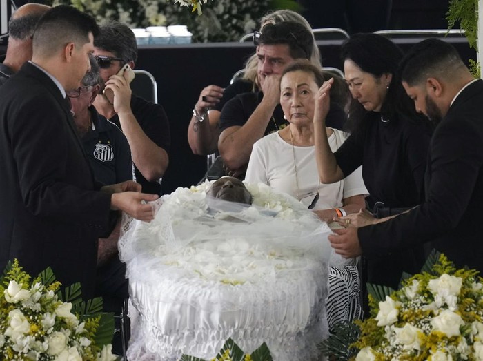 Kepergian Pele untuk selama-lamanya meninggalkan kesedihan bagi istri tercinta, Marcia Cibele Aoki. Istri ketiga Pele itu tak kuasa menahan air matanya.