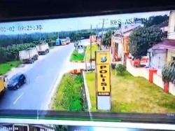 Detik-detik Mobil dan Truk Laga Kambing di Asahan