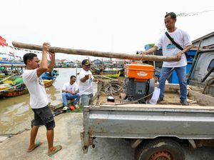 Relawan Ganjar Beri Bantuan Mesin Kapal untuk Nelayan di Karawang