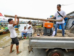 Relawan Ganjar Beri Bantuan Mesin Kapal untuk Nelayan di Karawang
