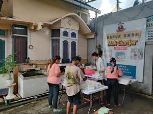 Mak Ganjar Jateng Buat Dapur Umum untuk Pengungsi Banjir di Kudus Mak Ganjar Jateng Buat Dapur Umum untuk Pengungsi Banjir di Kudus