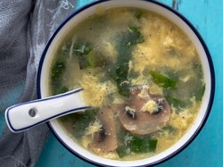 Resep Sup Telur Bayam dan Jamur yang Kaya Nutrisi dan  Gampang Dibuat