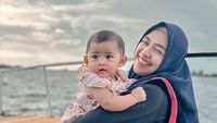 7 Foto Ria Ricis Liburan ke Bali, Nekat Ajak Baby Moana Naik Jetski