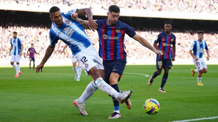BARCELONA, SPAIN - DECEMBER 31: Vinicius Souza of RCD Espanyol is challenged by Robert Lewandowski of FC Barcelona during the LaLiga Santander match between FC Barcelona and RCD Espanyol at Spotify Camp Nou on December 31, 2022 in Barcelona, Spain. (Photo by Alex Caparros/Getty Images)