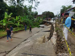 Jalan Raya Munjul-Picung di Pandeglang Amblas Akibat Curah Hujan Tinggi