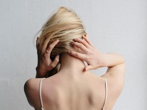 Mengenal Penyebab Salah Bantal dan Cara Mengatasinya