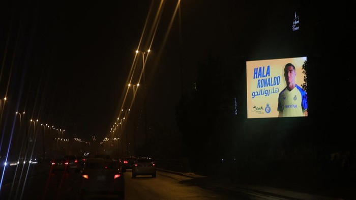 Sambut Sang Bintang, Wajah Ronaldo Hiasi Kota Riyadh A picture taken early January 3, 2023 in Riyhad, shows billboards welcoming the arrival of Cristiano Ronaldo to Arabia's Al Nassr club. - Portuguese superstar Cristiano Ronaldo arrived in Riyadh ahead of his grand unveiling before thousands of fans at Saudi Arabia's Al Nassr club on Tuesday, after sealing a shock move estimated at more than 200 million euros. (Photo by Fayez Nureldine / AFP) (Photo by FAYEZ NURELDINE/AFP via Getty Images)
