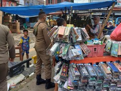 Satpol PP Bogor Tertibkan PKL yang Jualan di Trotoar Pasar Cibinong