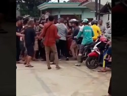 Pria Arogan Acungkan Airsoft Gun, Berujung Dikepung Warga di Lebak
