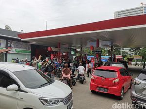 SPBU Pertamina Diserbu Usai Harga Pertamax Turun Jadi Rp 12.800/Liter