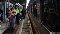 Potret Stasiun Pasar Senen Dipadati Penumpang Arus Balik Nataru