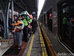 Potret Stasiun Pasar Senen Dipadati Penumpang Arus Balik Nataru