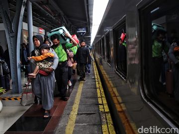 Potret Stasiun Pasar Senen Dipadati Penumpang Arus Balik Nataru Potret Stasiun Pasar Senen Dipadati Penumpang Arus Balik Nataru