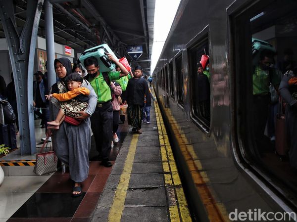 Potret Stasiun Pasar Senen Dipadati Penumpang Arus Balik Nataru
