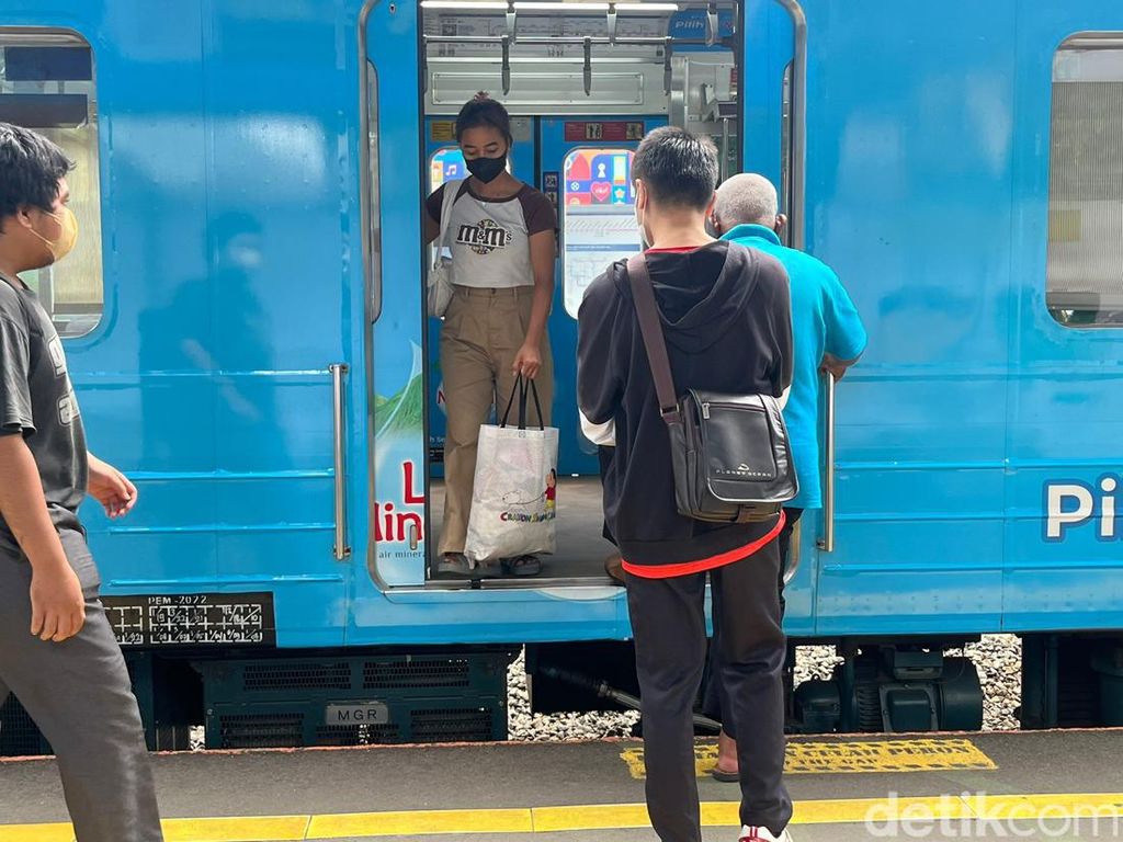 Para Anker Minta Solusi Masalah Peron Stasiun KRL yang Terlalu Lebar Para Anker Minta Solusi Masalah Peron Stasiun KRL yang Terlalu Lebar