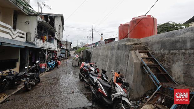 Kondisi pemukiman warga di sekitar tanggul Muara Baru tepatnya di RT 20 RW 17 Penjaringan, Jakarta. Selasa, 3 Januari 2023. CNN Indonesia/Adhi Wicaksono