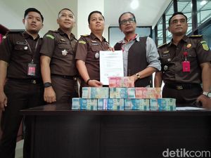 Terdakwa Korupsi PKH di Bangkalan Kembalikan Uang Rp 250 Juta Terdakwa Korupsi PKH di Bangkalan Kembalikan Uang Rp 250 Juta