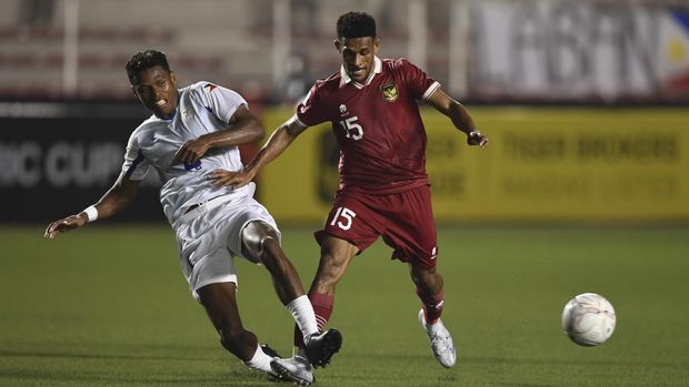 Pesepak bola Timnas Indonesia Ricky Kambuaya (kanan) berebut bola dengan pesepak bola Timnas Filipina Jefferson Tabinas (kiri) dalam laga lanjutan Grup A Piala AFF 2022 di Rizal Memorial Stadium, Manila, Filipina, Senin (2/1/2023). Indonesia berhasil menang 2-1 atas Filipina, sekaligus memastikan langkah ke babak semi final. ANTARA FOTO/Akbar Nugroho Gumay/wsj.