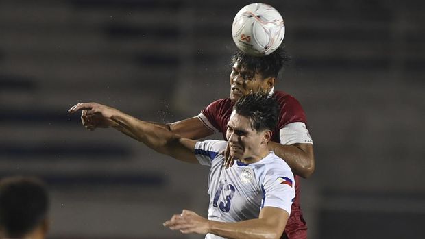 Pesepak bola Timnas Indonesia Fachruddin Wahyudi (atas) berebut bola dengan pesepak bola Timnas Filipina Jens Rasmussen (bawah) dalam laga lanjutan Grup A Piala AFF 2022 di Rizal Memorial Stadium, Manila, Filipina, Senin (2/1/2023). Indonesia berhasil menang 2-1 atas Filipina, sekaligus memastikan langkah ke babak semi final. ANTARA FOTO/Akbar Nugroho Gumay/wsj.