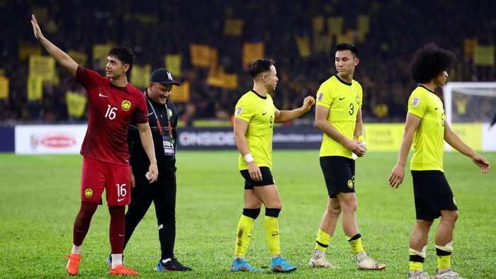 KUALA LUMPUR, MALAYSIA - JANUARY 03: Syihan Hazmi #16 of Malaysia reacts towards fans after the 4-1 win against Singapore the AFF Mitsubishi Electric Cup Group B match at Bukit Jalil National Stadium on January 03, 2023 in Kuala Lumpur, Malaysia. (Photo by Yong Teck Lim/Getty Images)