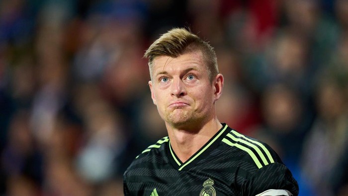 VALLADOLID, SPAIN - DECEMBER 30: Toni Kroos of Real Madrid looks on during the LaLiga Santander match between Real Valladolid CF and Real Madrid CF at Estadio Municipal Jose Zorrilla on December 30, 2022 in Valladolid, Spain. (Photo by Juan Manuel Serrano Arce/Getty Images)