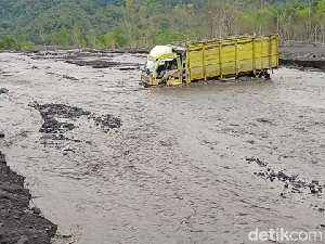 Truk Hingga Alat Berat Diterjang Banjir Lahar Gunung Semeru Truk Hingga Alat Berat Diterjang Banjir Lahar Gunung Semeru