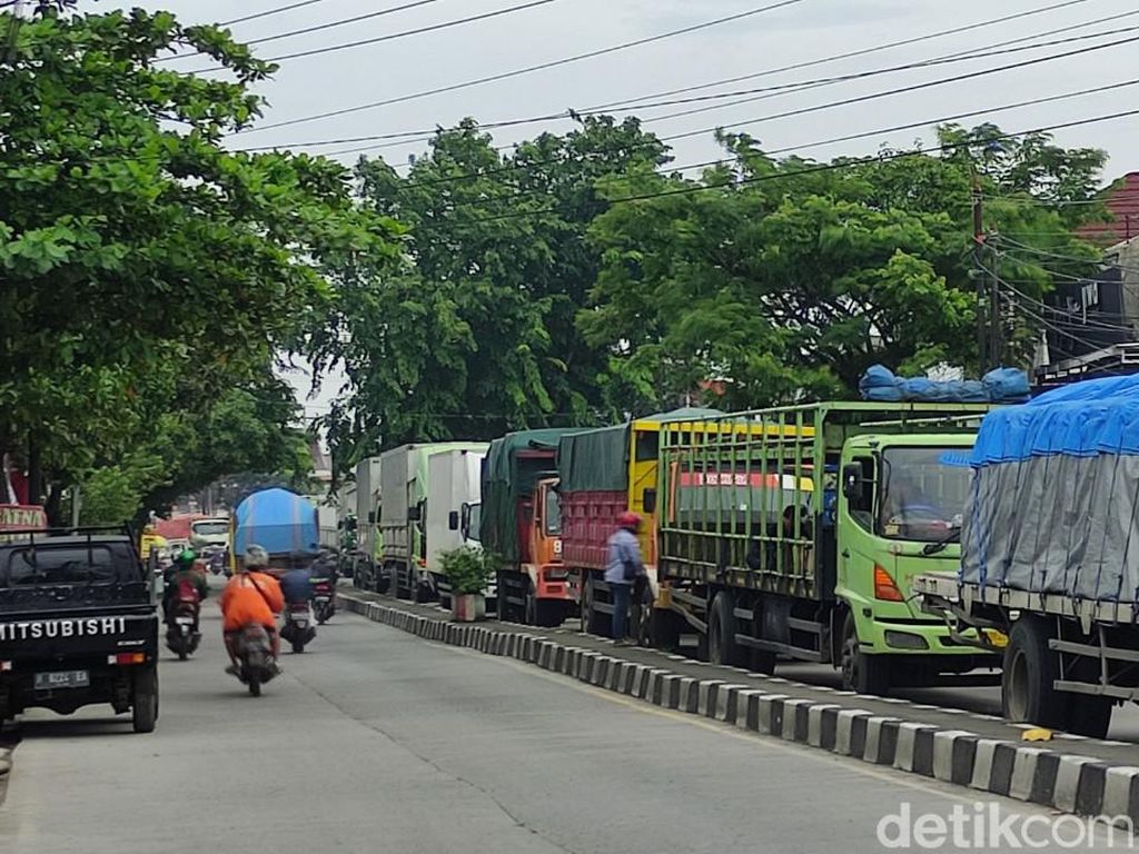 Jalan Wolter Monginsidi Semarang Macet Imbas Banjir Pantura