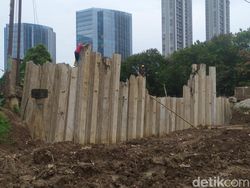 Proyek Turap Kali Angke Kembangan Jakarta Barat Ini Masih Mangkrak