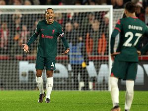 Liverpool Dibekap Brentford: Mengapa Van Dijk Diganti Saat Half-time?