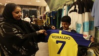 Ronaldo menandatangani kontrak dengan Al Nassr dari Arab Saudi pada 31 Desember 2022. Ronaldo dikontrak selama dua setengah musim. dengan nilai gaji sebesar 200 juta euro (Rp 3,3 triliun) per musim. Angka tersebut menjadikan Ronaldo sebagai pemain dengan bayaran tertinggi di dunia. Reuters/Ahmed Yosri