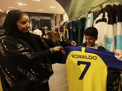 Pemain Uzbekistan Jadi Korban Ronaldo di Al Nassr