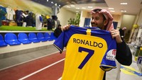 Jersey Al Nassr dengan nama megabintang dari Portugal bernomor tujuh itu diburu para suporter.   