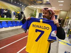Jersey Al Nassr dengan nama megabintang dari Portugal bernomor tujuh itu diburu para suporter.   