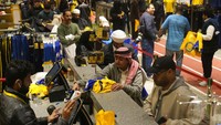Tampak fans Al Nassr berbondong-bondong ke toko perlengkapan sepakbola di Riyadh demi jersey Ronaldo.  