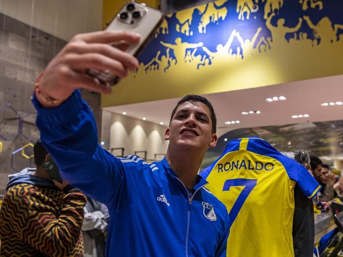 RIYADH, SAUDI ARABIA - JANUARY 01: A man poses for a photo with Ronaldo's number 7 jersey after Portuguese professional footballer Ronaldo's transfer as a forward for Al Nassr in Riyadh, Saudi Arabia on January 01, 2023. (Photo by Mohammed Saad/Anadolu Agency via Getty Images)