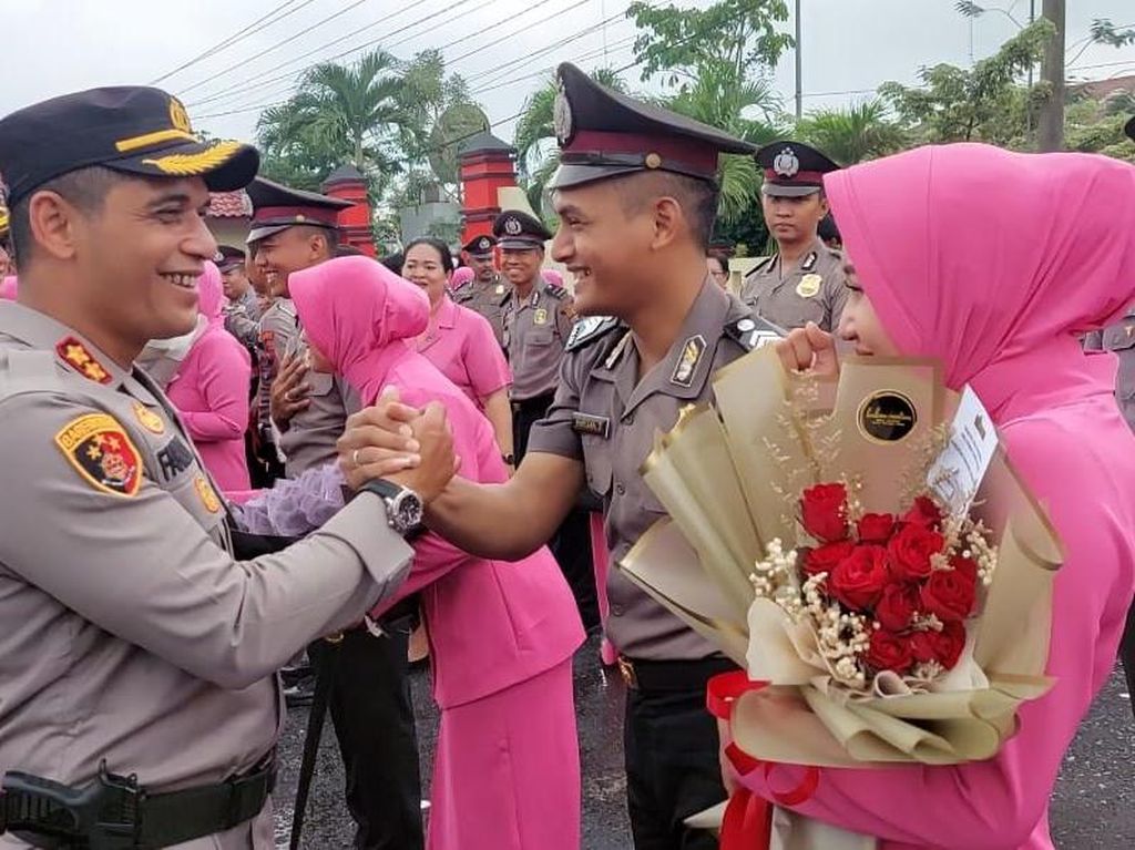 Ratu Ambyar Yeni Inka Jadi Anggota Bhayangkari: Rasanya Deg-degan Ratu Ambyar Yeni Inka Jadi Anggota Bhayangkari: Rasanya Deg-degan