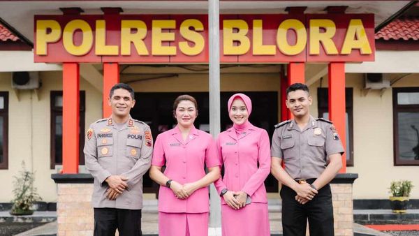 Potret Yeni Inka Ratu Ambyar saat Dampingi Suami Upacara Naik Pangkat