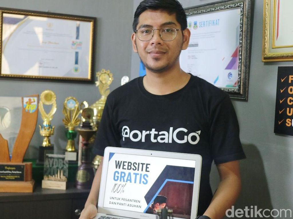 Pemuda Jago IT Asal Garut Layani Website Gratis untuk Ponpes