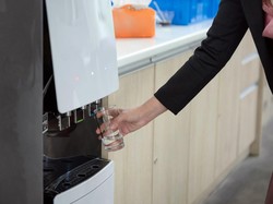 Dispenser Galon Atas atau Bawah Mana yang Lebih Baik? Ini Bedanya